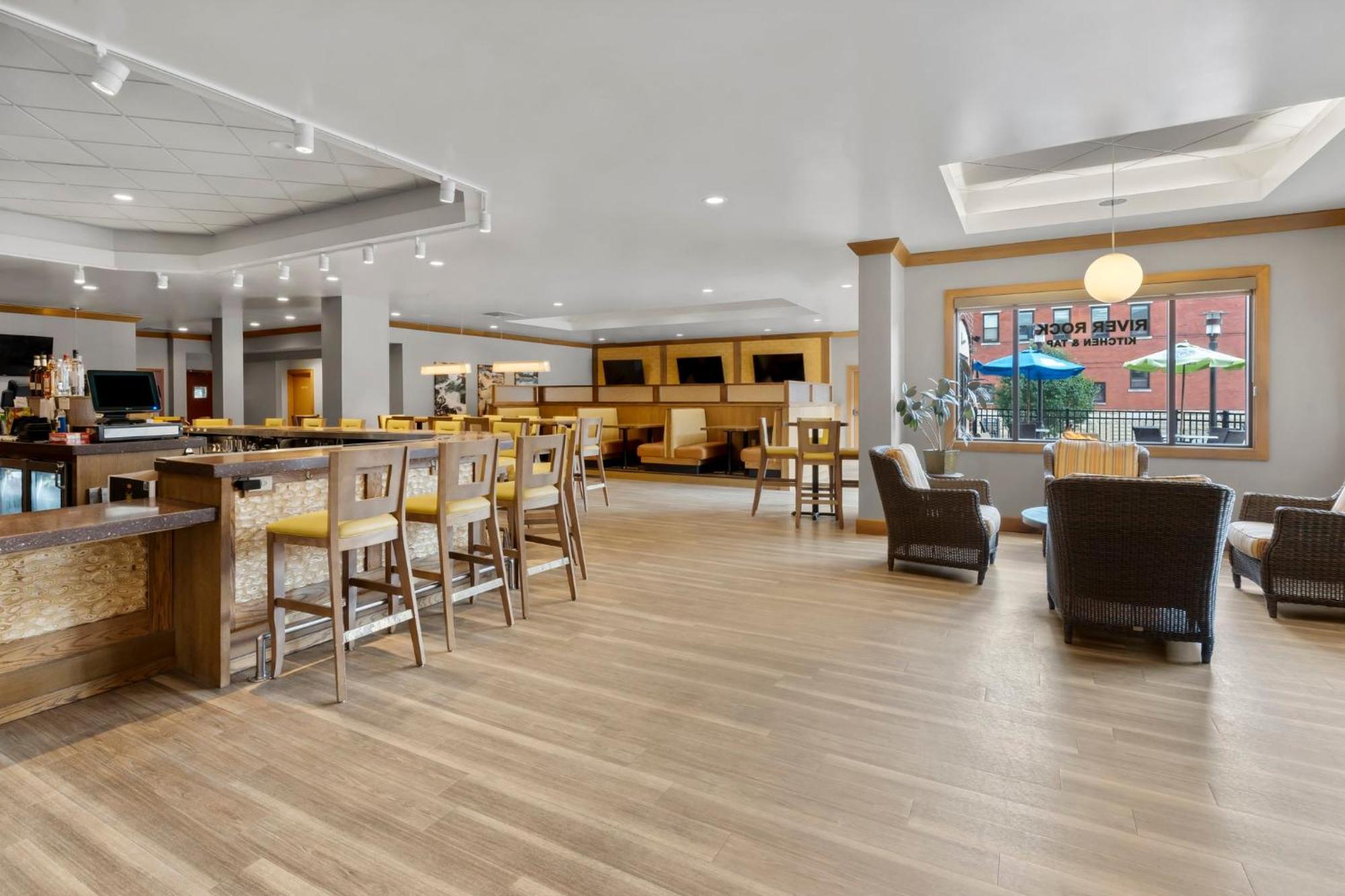 Holiday Inn Dubuque/Galena By Ihg Exterior photo
