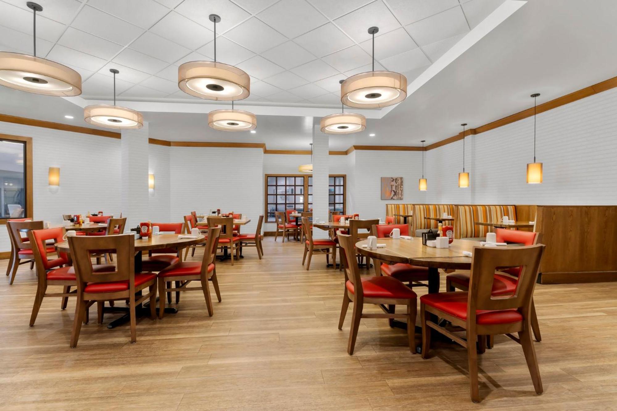 Holiday Inn Dubuque/Galena By Ihg Exterior photo