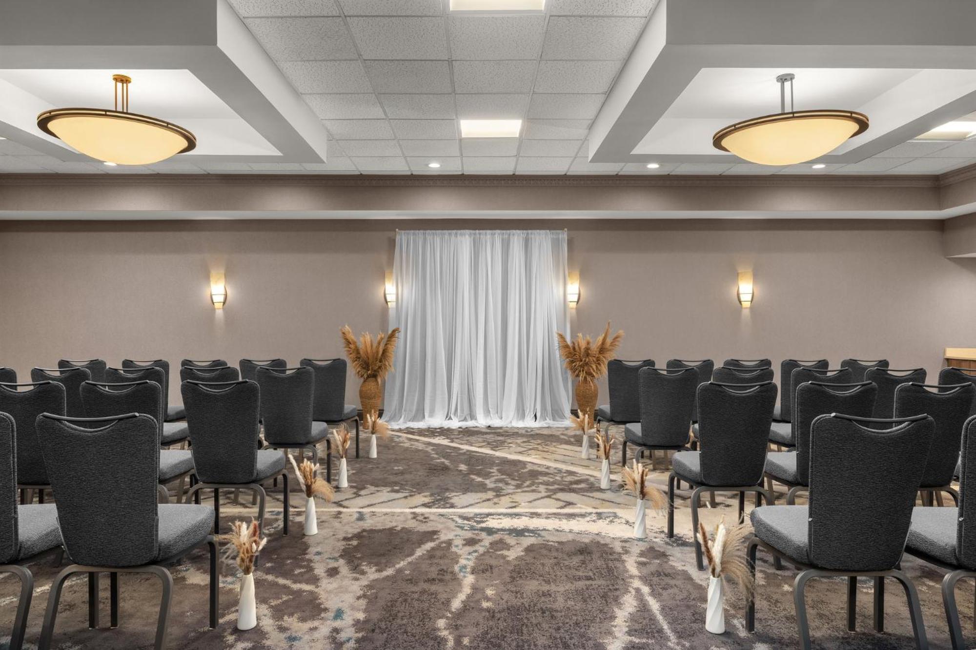 Holiday Inn Dubuque/Galena By Ihg Exterior photo