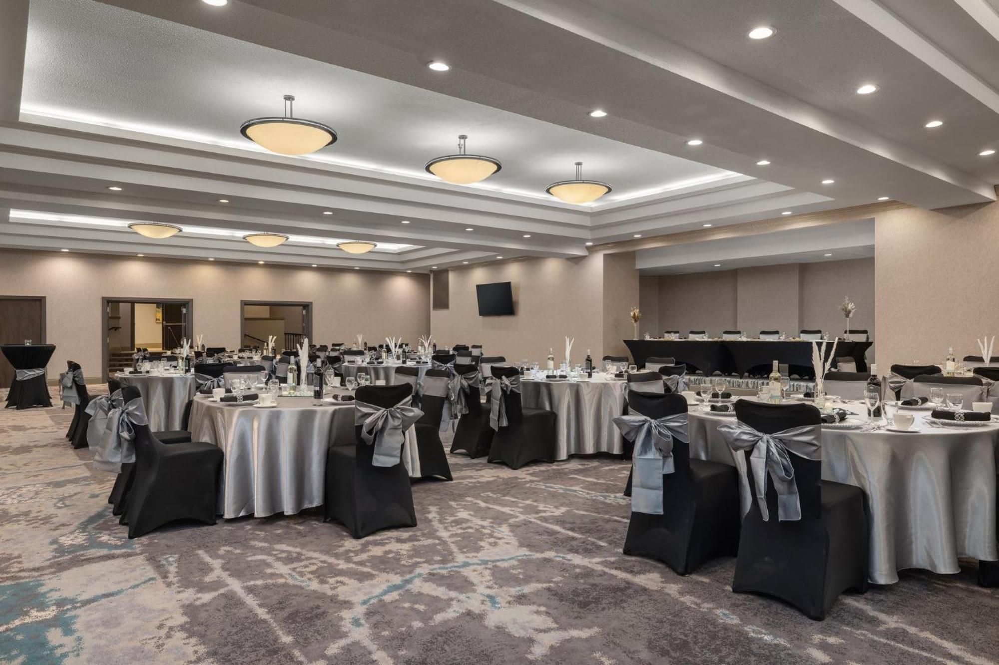 Holiday Inn Dubuque/Galena By Ihg Exterior photo