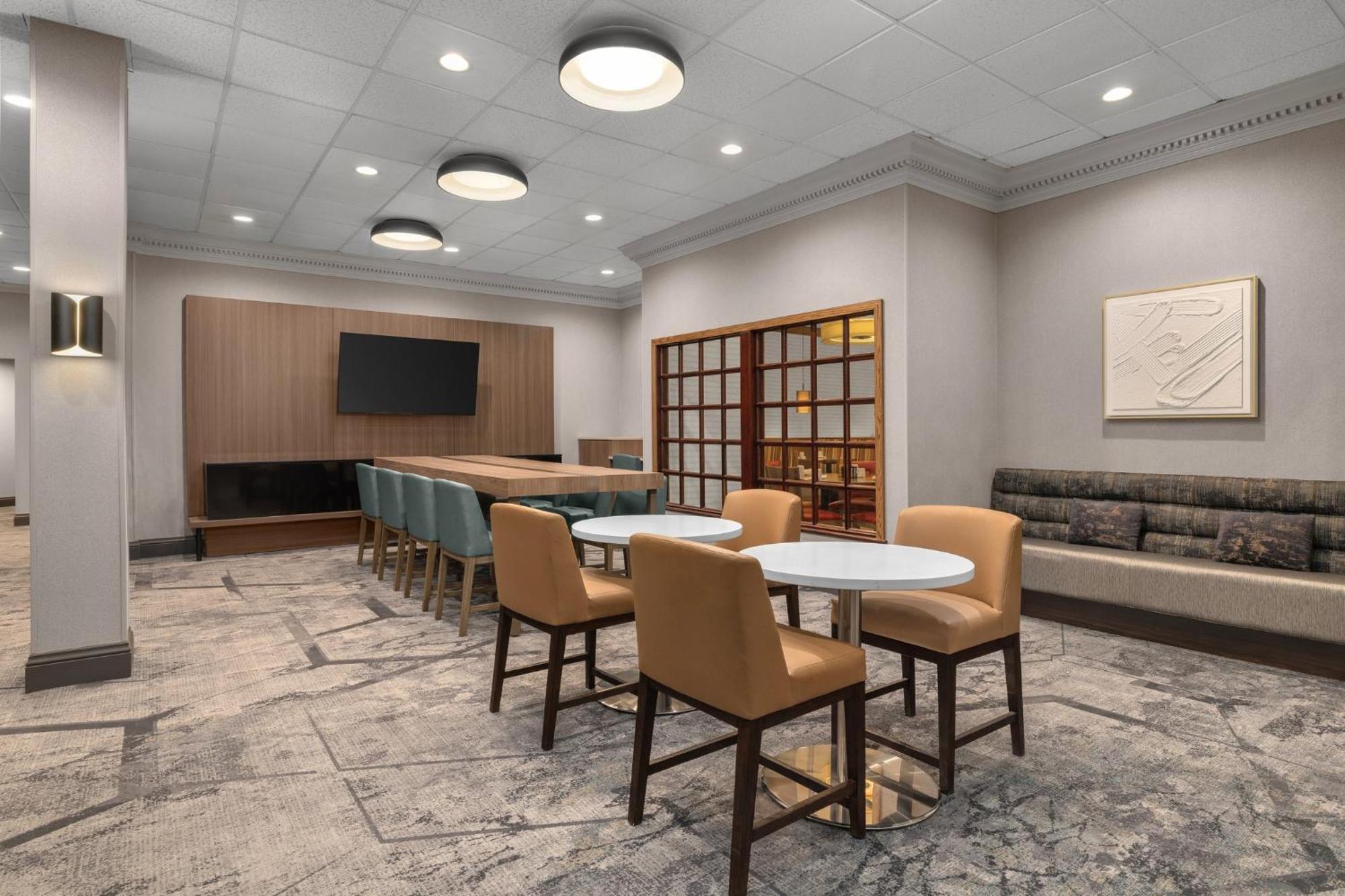 Holiday Inn Dubuque/Galena By Ihg Exterior photo